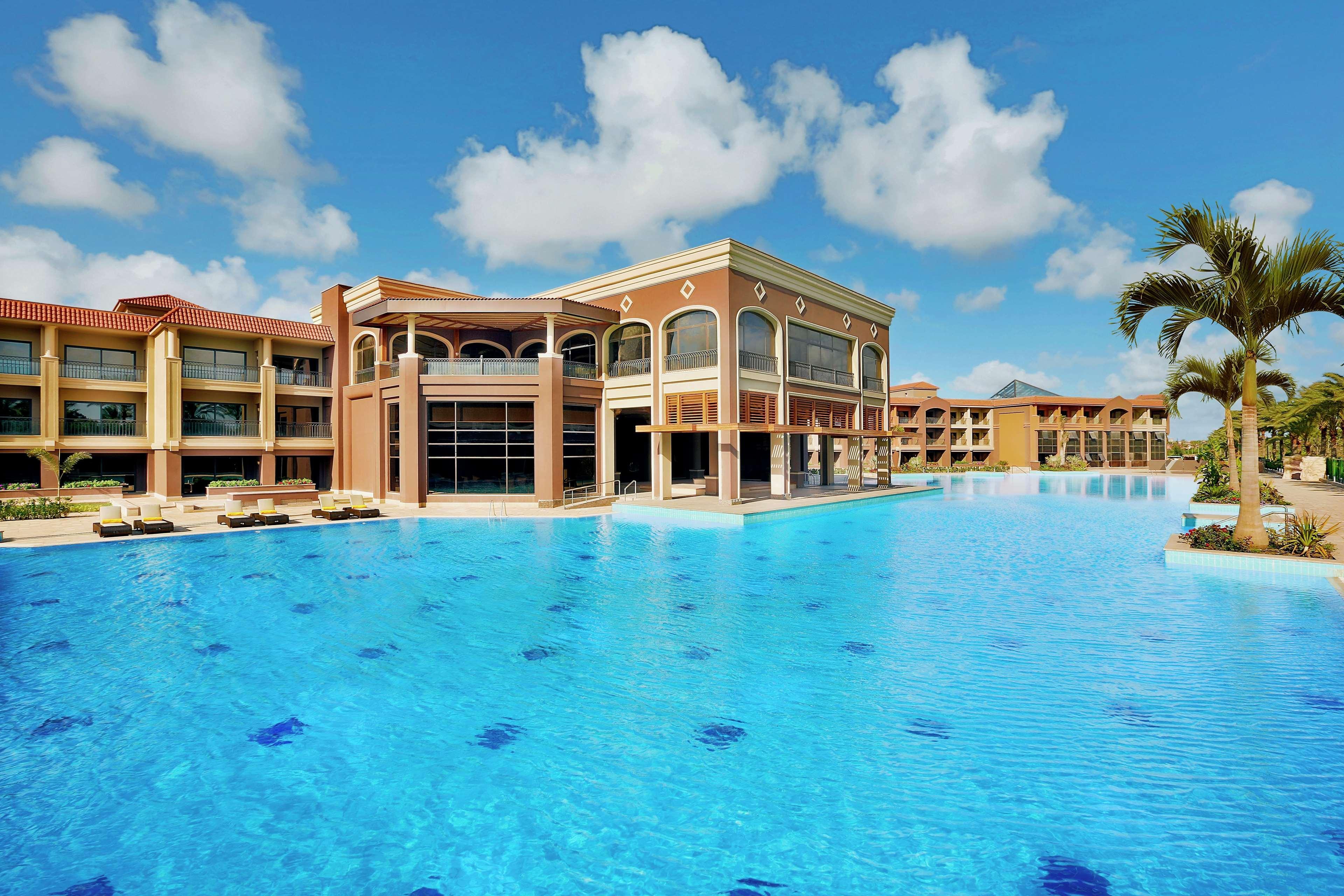 Hilton Alexandria King'S Ranch Hotel King Mariout Exterior foto The resort's main pool