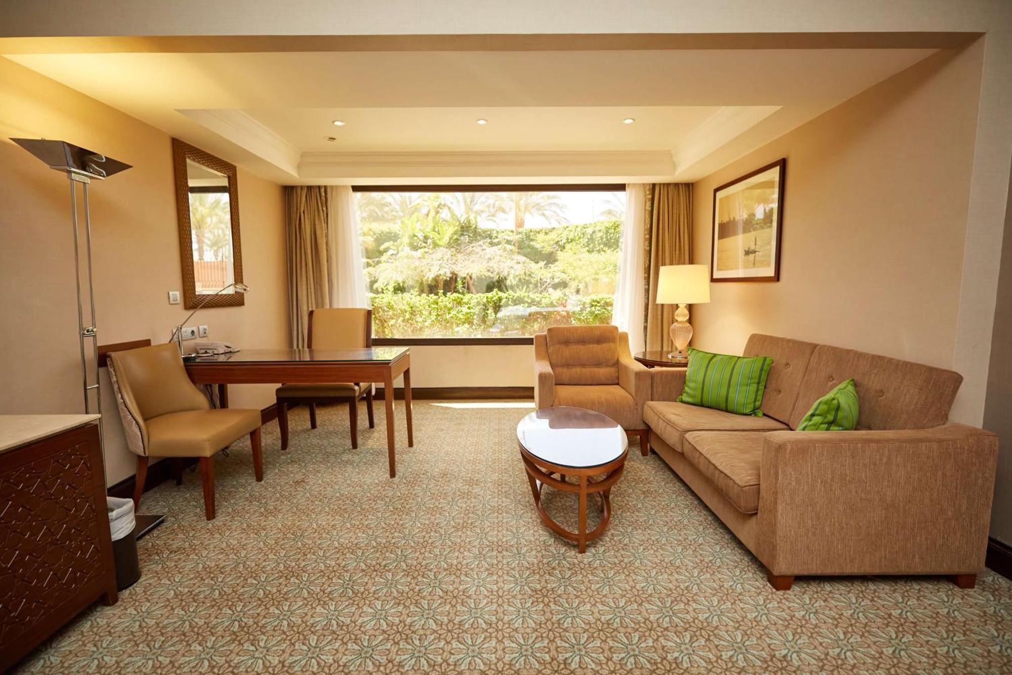 Hilton Alexandria King'S Ranch Hotel King Mariout Exterior foto A living room in a suite at the Taj Bengal