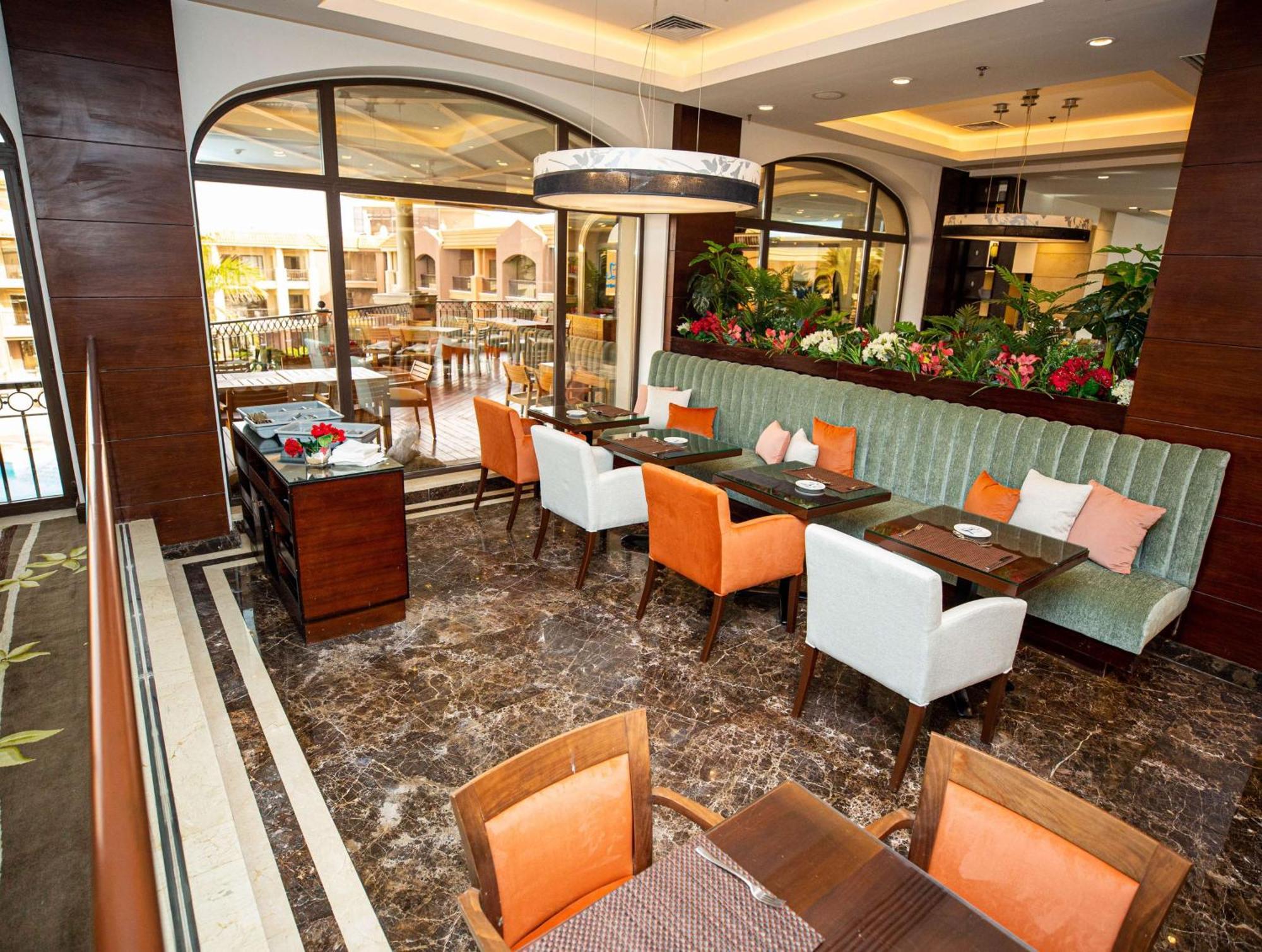 Hilton Alexandria King'S Ranch Hotel King Mariout Exterior foto The lobby lounge
