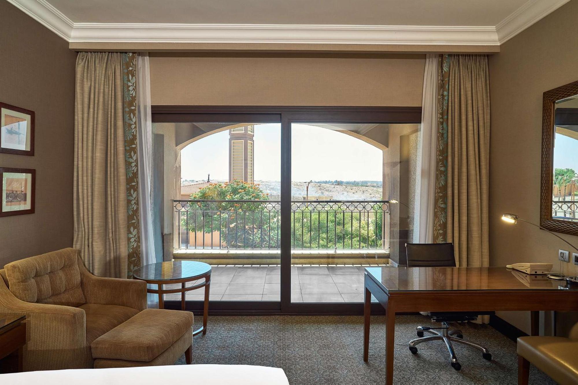 Hilton Alexandria King'S Ranch Hotel King Mariout Exterior foto A room at the hotel