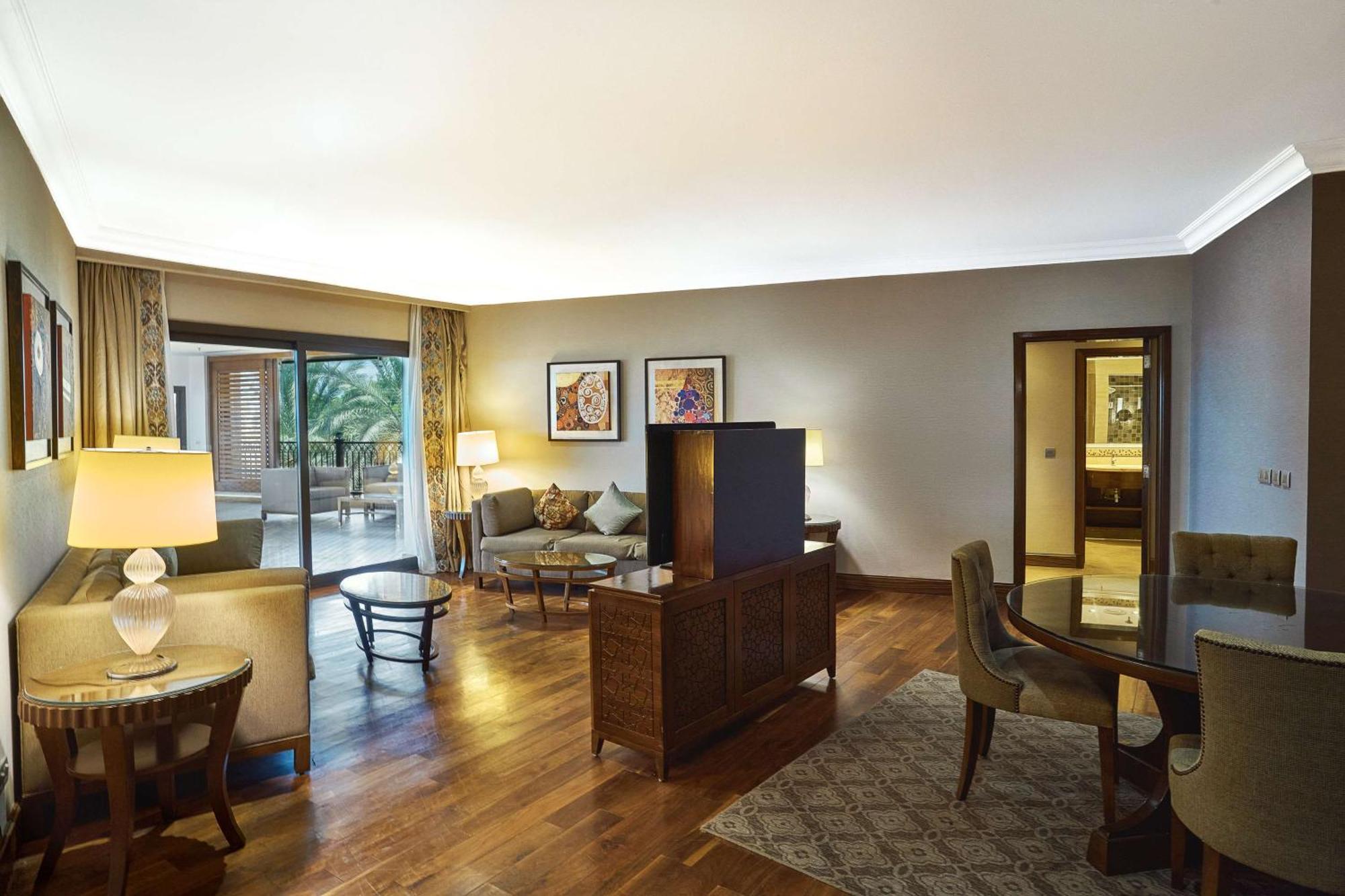 Hilton Alexandria King'S Ranch Hotel King Mariout Exterior foto A suite at the hotel