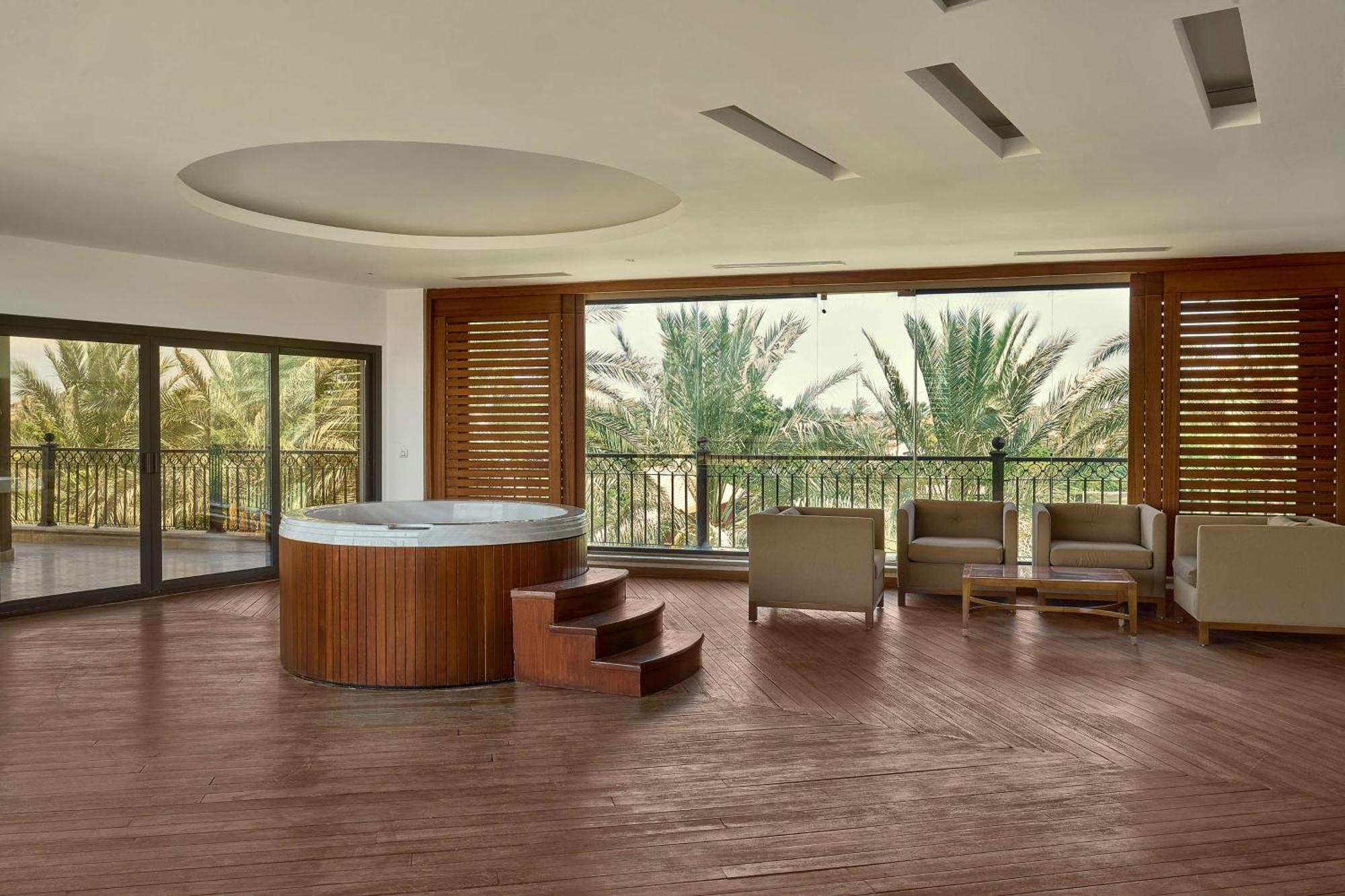 Hilton Alexandria King'S Ranch Hotel King Mariout Exterior foto A room with a vinyl floor