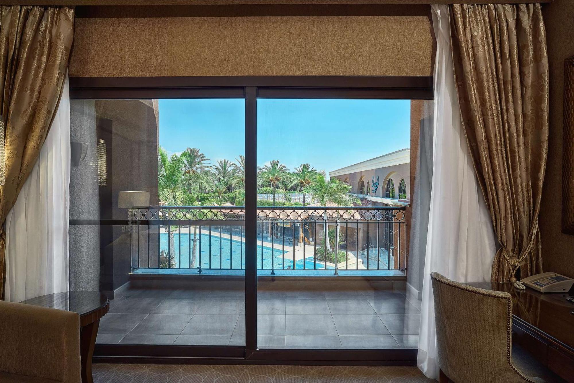 Hilton Alexandria King'S Ranch Hotel King Mariout Exterior foto A sliding door