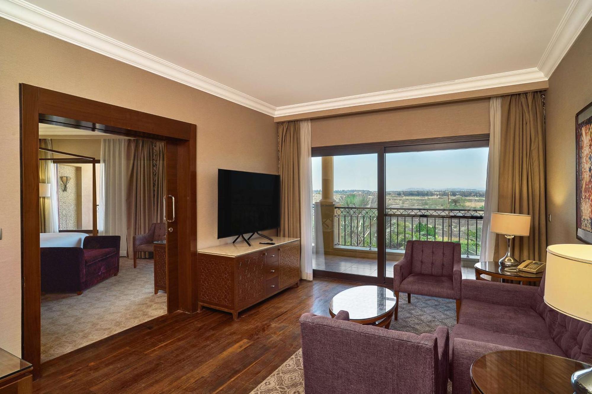 Hilton Alexandria King'S Ranch Hotel King Mariout Exterior foto Suite at the Taj Bengal